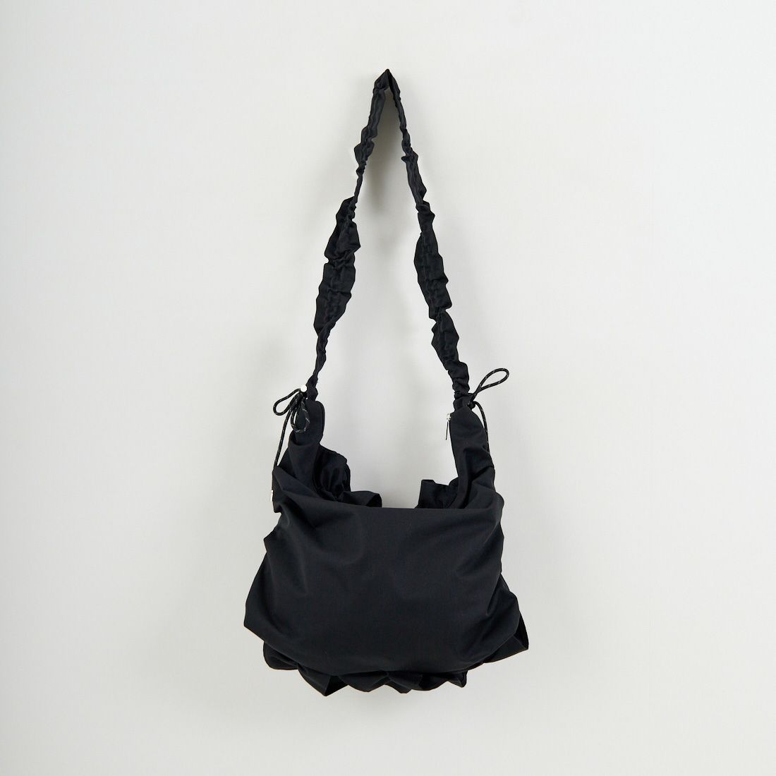 Casselini [キャセリーニ] ボリュームフリルビッグショルダーバッグ [244-110524] ﾌﾞﾗｯｸ