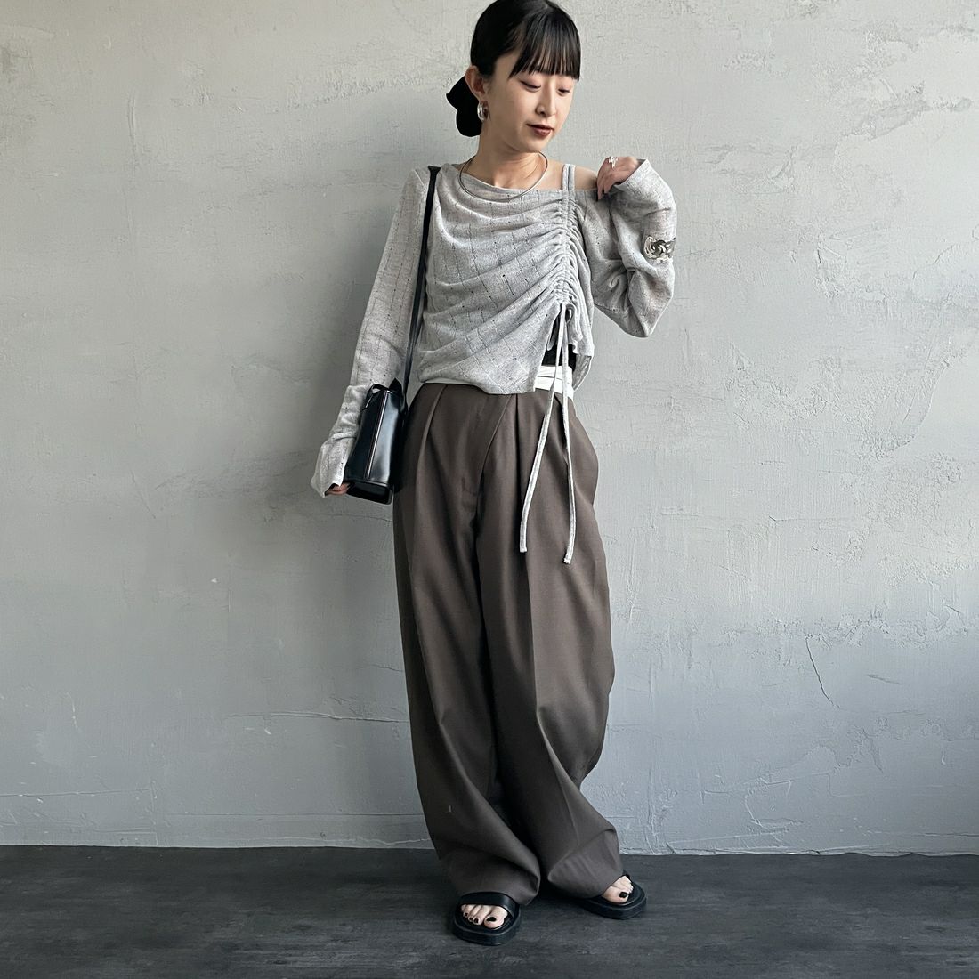 nenom [ネノム] ワンオフショルダー ギャザーリボンTシャツ [NE26312004] 05 L.GRAY &&モデル身長：150cm 着用サイズ：F&&
