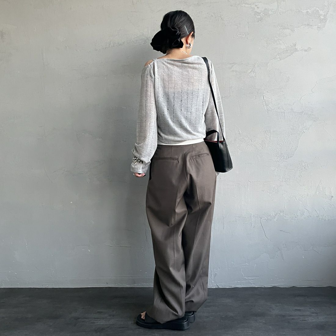 nenom [ネノム] ワンオフショルダー ギャザーリボンTシャツ [NE26312004] 05 L.GRAY &&モデル身長：150cm 着用サイズ：F&&