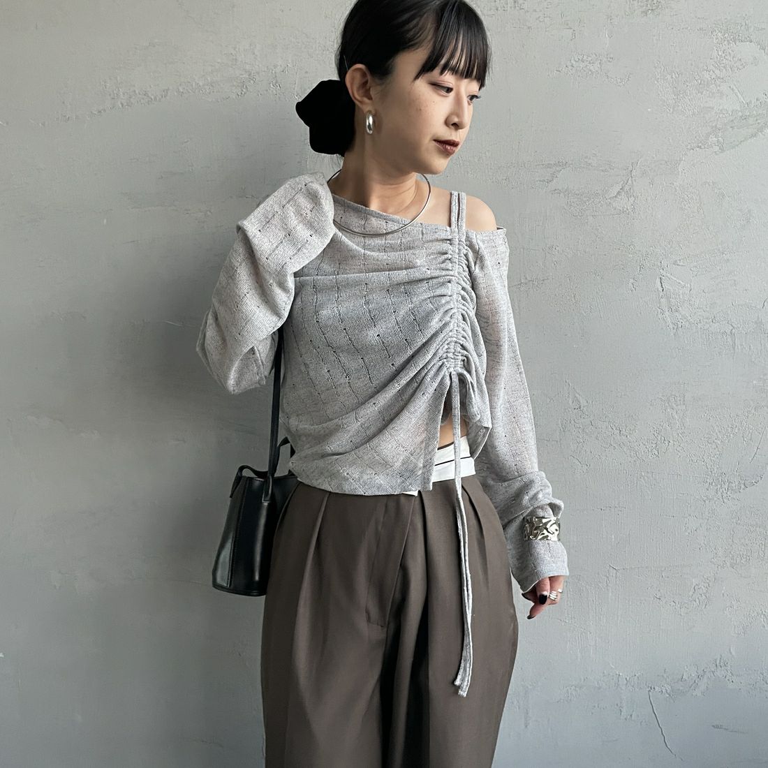 nenom [ネノム] ワンオフショルダー ギャザーリボンTシャツ [NE26312004] 05 L.GRAY &&モデル身長：150cm 着用サイズ：F&&