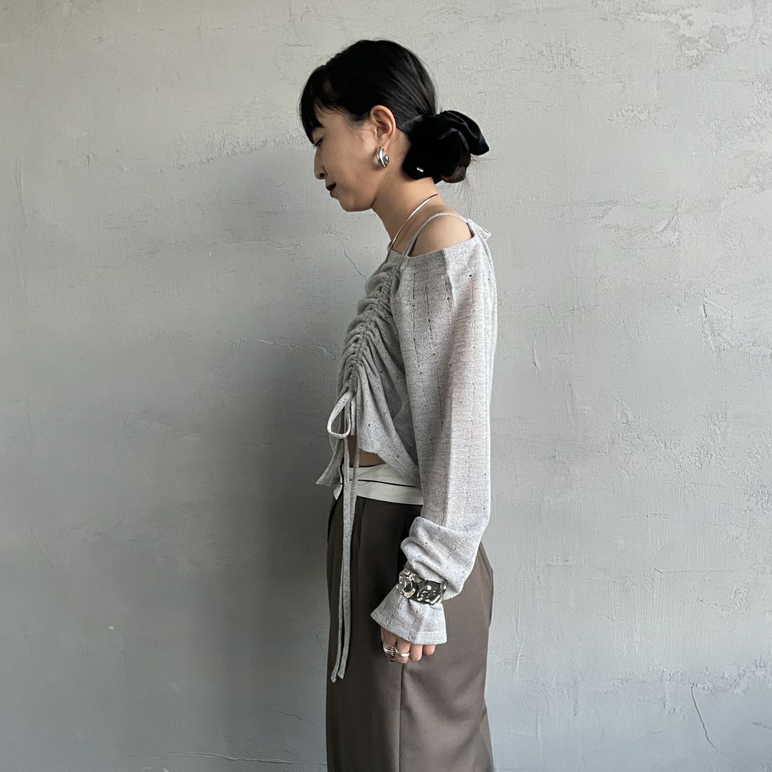 nenom [ネノム] ワンオフショルダー ギャザーリボンTシャツ [NE26312004] 05 L.GRAY &&モデル身長：150cm 着用サイズ：F&&
