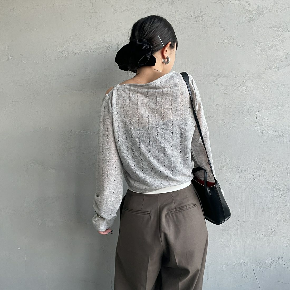 nenom [ネノム] ワンオフショルダー ギャザーリボンTシャツ [NE26312004] 05 L.GRAY &&モデル身長：150cm 着用サイズ：F&&