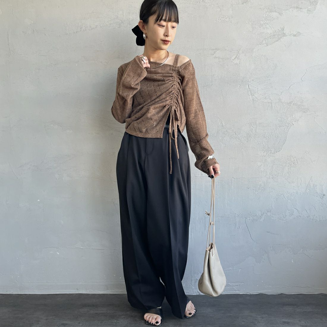nenom [ネノム] ワンオフショルダー ギャザーリボンTシャツ [NE26312004] 28 BROWN &&モデル身長：150cm 着用サイズ：F&&
