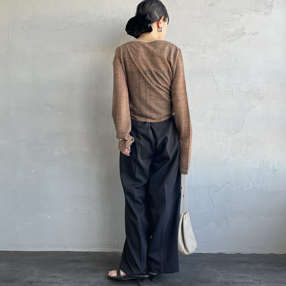 nenom [ネノム] ワンオフショルダー ギャザーリボンTシャツ [NE26312004] 28 BROWN &&モデル身長：150cm 着用サイズ：F&&