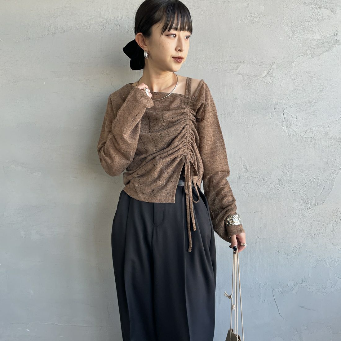 nenom [ネノム] ワンオフショルダー ギャザーリボンTシャツ [NE26312004] 28 BROWN &&モデル身長：150cm 着用サイズ：F&&