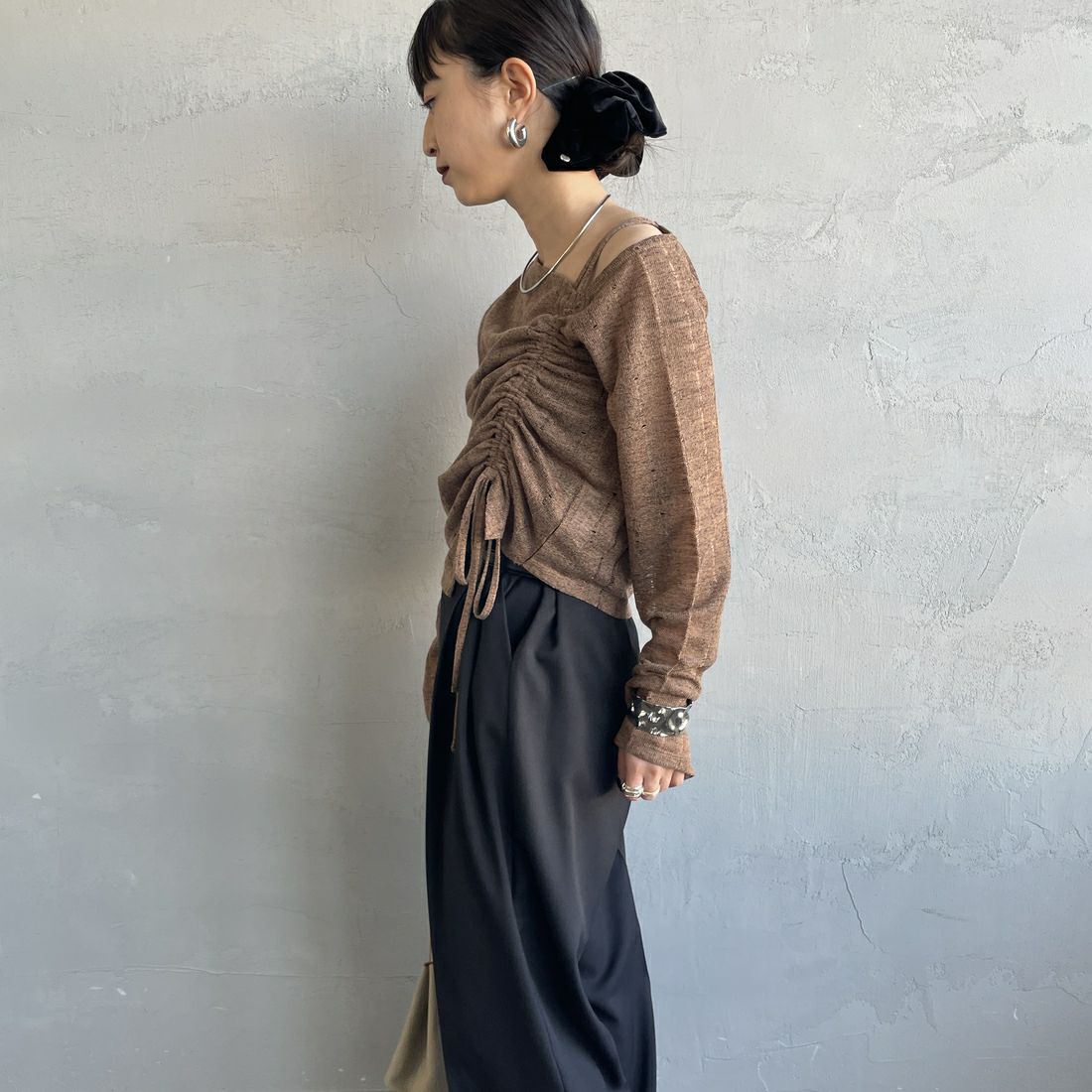 nenom [ネノム] ワンオフショルダー ギャザーリボンTシャツ [NE26312004] 28 BROWN &&モデル身長：150cm 着用サイズ：F&&