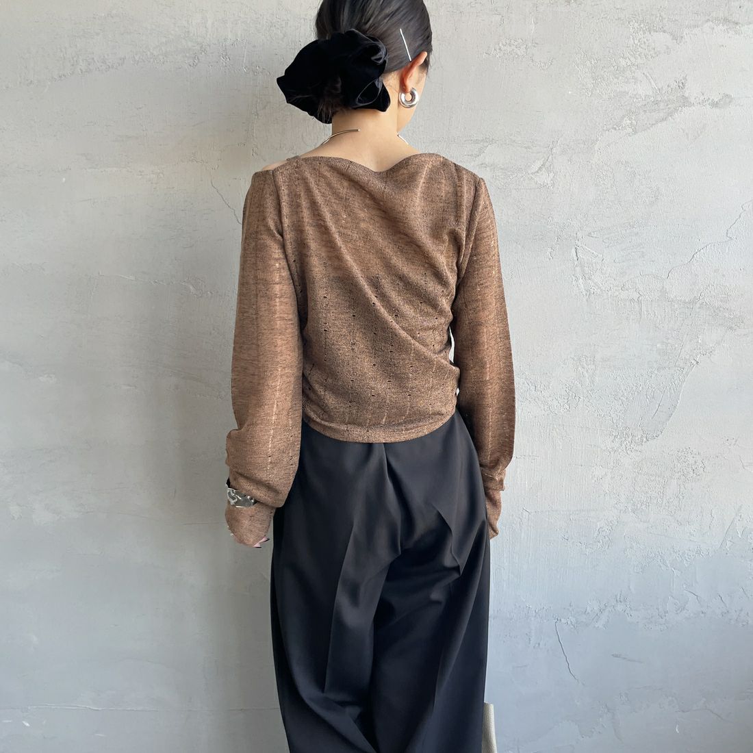nenom [ネノム] ワンオフショルダー ギャザーリボンTシャツ [NE26312004] 28 BROWN &&モデル身長：150cm 着用サイズ：F&&