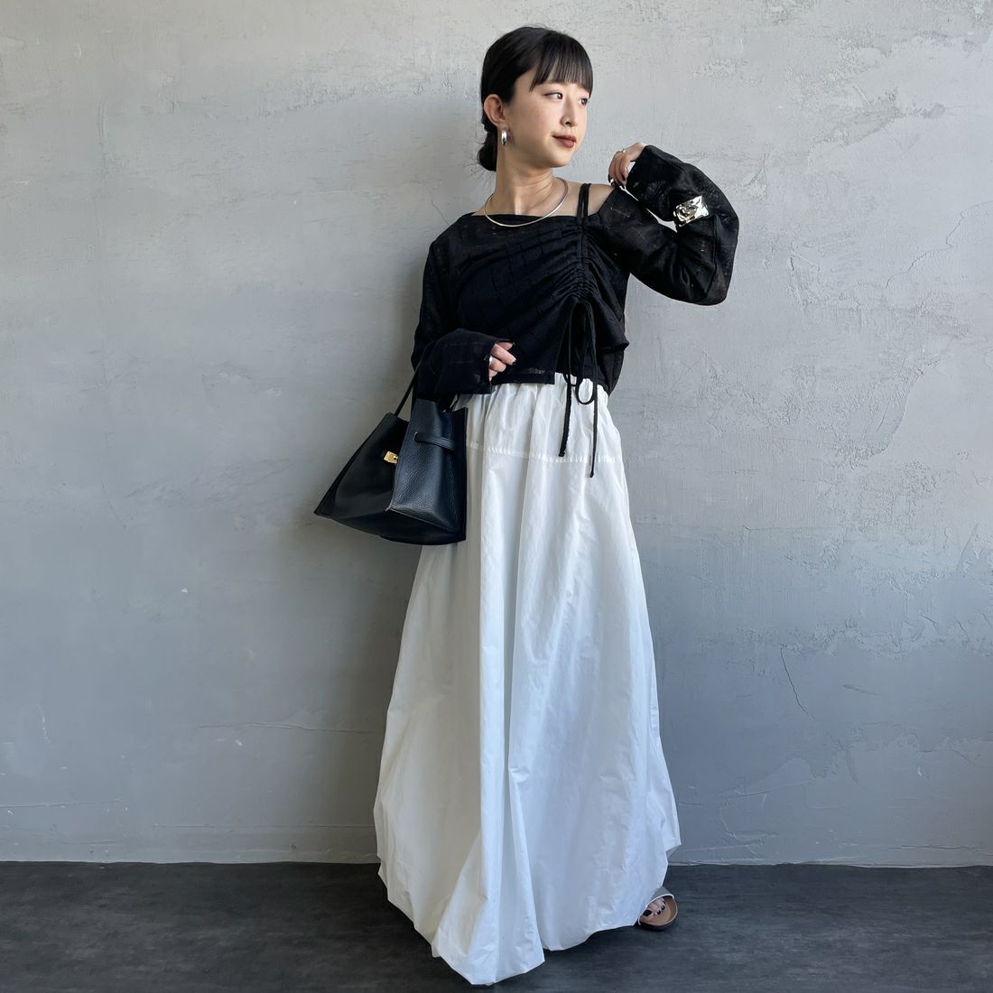 nenom [ネノム] ワンオフショルダー ギャザーリボンTシャツ [NE26312004] 09 BLACK &&モデル身長：150cm 着用サイズ：F&&