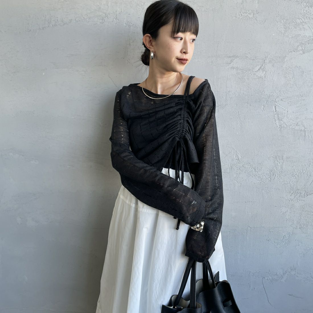 nenom [ネノム] ワンオフショルダー ギャザーリボンTシャツ [NE26312004] 09 BLACK &&モデル身長：150cm 着用サイズ：F&&