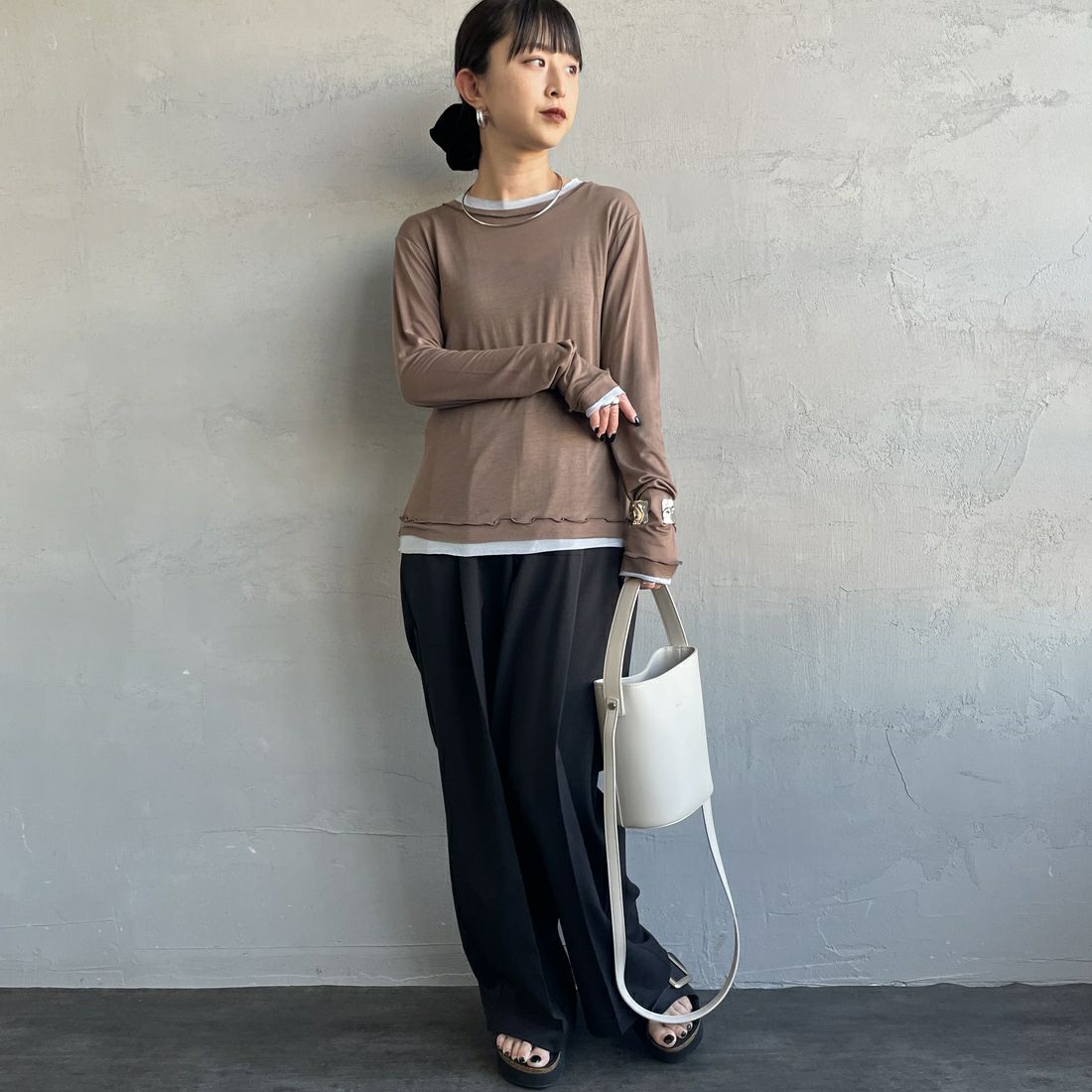 nenom [ネノム] シアーレイヤードロンT [NE26312002] 28 BRN/SAX &&モデル身長：150cm 着用サイズ：F&&