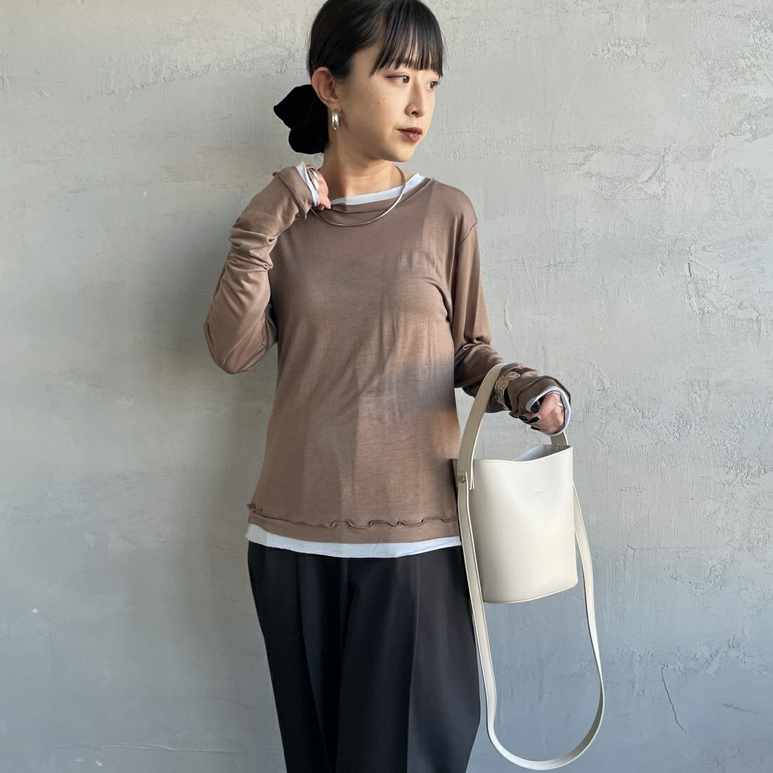 nenom [ネノム] シアーレイヤードロンT [NE26312002] 28 BRN/SAX &&モデル身長：150cm 着用サイズ：F&&