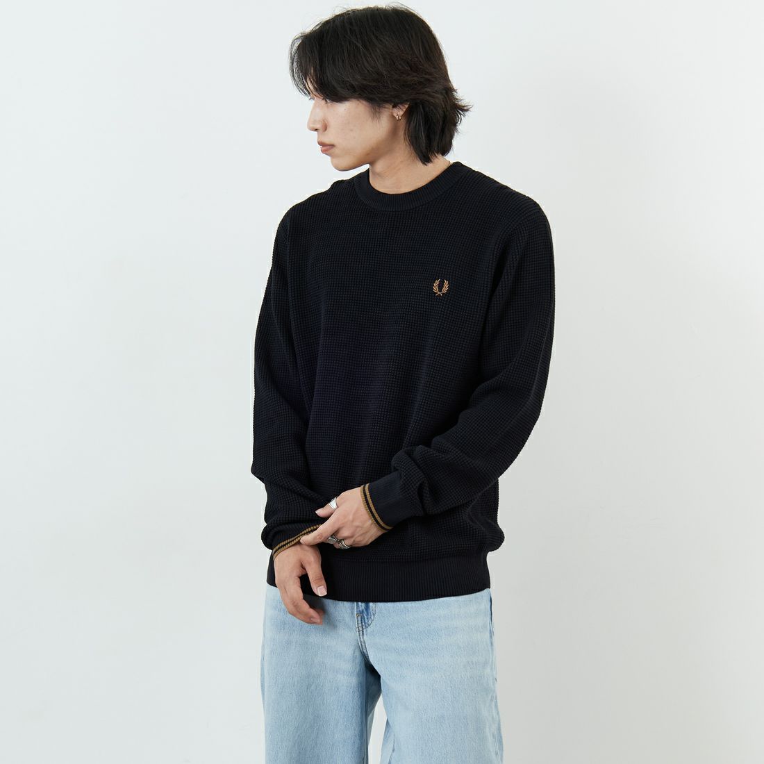 FRED PERRY [フレッドペリー] ワンポイントロゴ刺繍 ワッフルクルーネック コットンニット [K6507] 102 BLACK &&モデル身長：179cm 着用サイズ：L&&