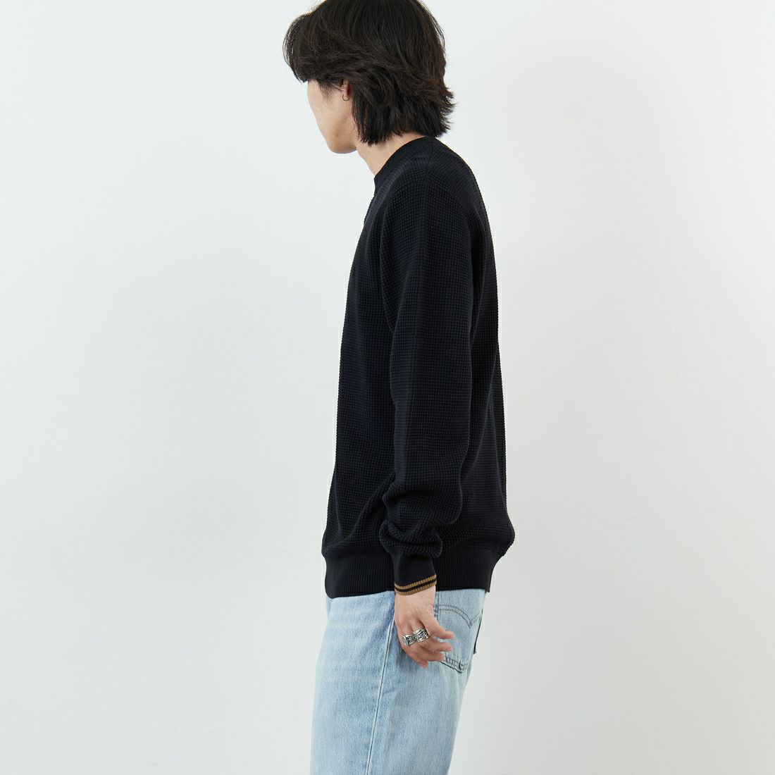 FRED PERRY [フレッドペリー] ワンポイントロゴ刺繍 ワッフルクルーネック コットンニット [K6507] 102 BLACK &&モデル身長：179cm 着用サイズ：L&&