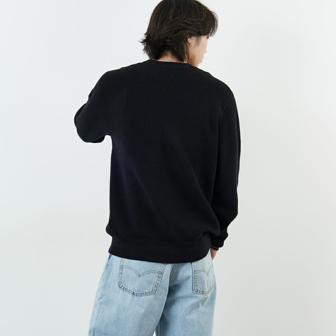 FRED PERRY [フレッドペリー] ワンポイントロゴ刺繍 ワッフルクルーネック コットンニット [K6507] 102 BLACK &&モデル身長：179cm 着用サイズ：L&&