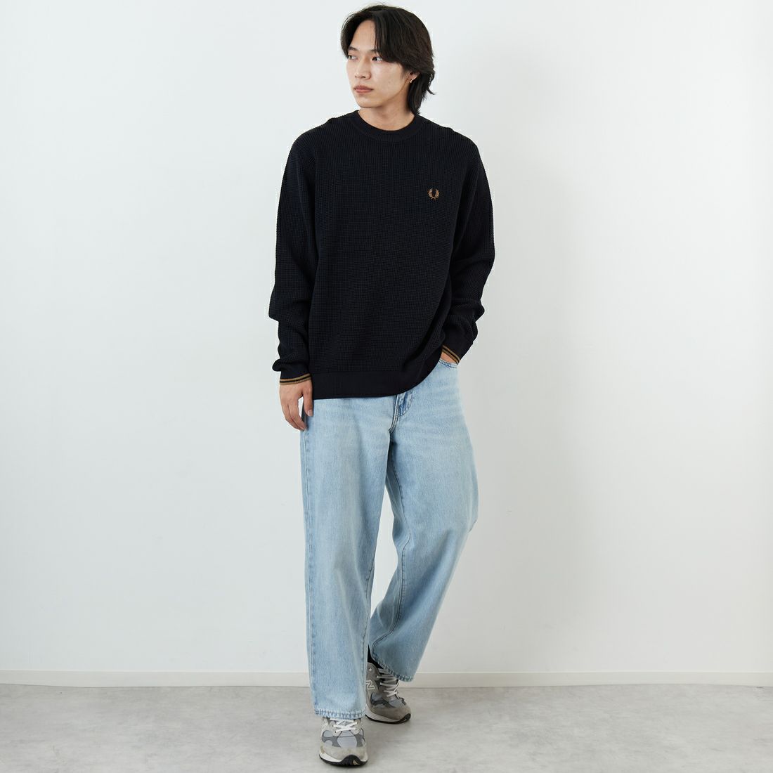 FRED PERRY [フレッドペリー] ワンポイントロゴ刺繍 ワッフルクルーネック コットンニット [K6507] 102 BLACK &&モデル身長：179cm 着用サイズ：L&&
