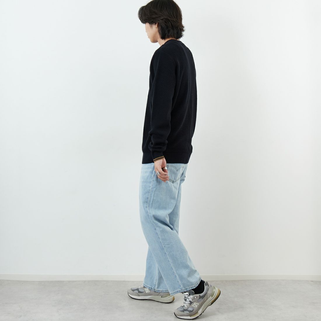 FRED PERRY [フレッドペリー] ワンポイントロゴ刺繍 ワッフルクルーネック コットンニット [K6507] 102 BLACK &&モデル身長：179cm 着用サイズ：L&&