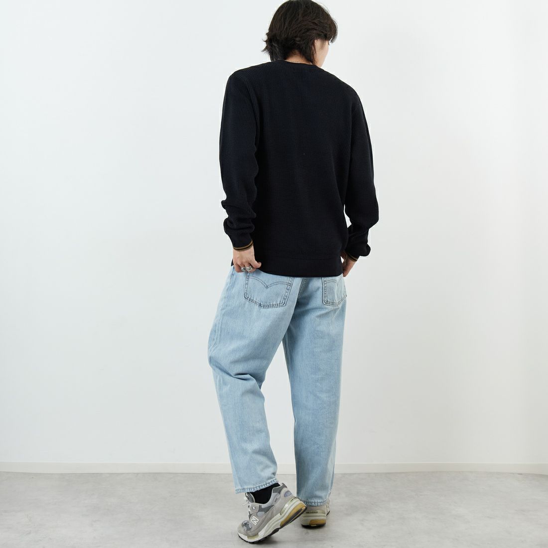 FRED PERRY [フレッドペリー] ワンポイントロゴ刺繍 ワッフルクルーネック コットンニット [K6507] 102 BLACK &&モデル身長：179cm 着用サイズ：L&&