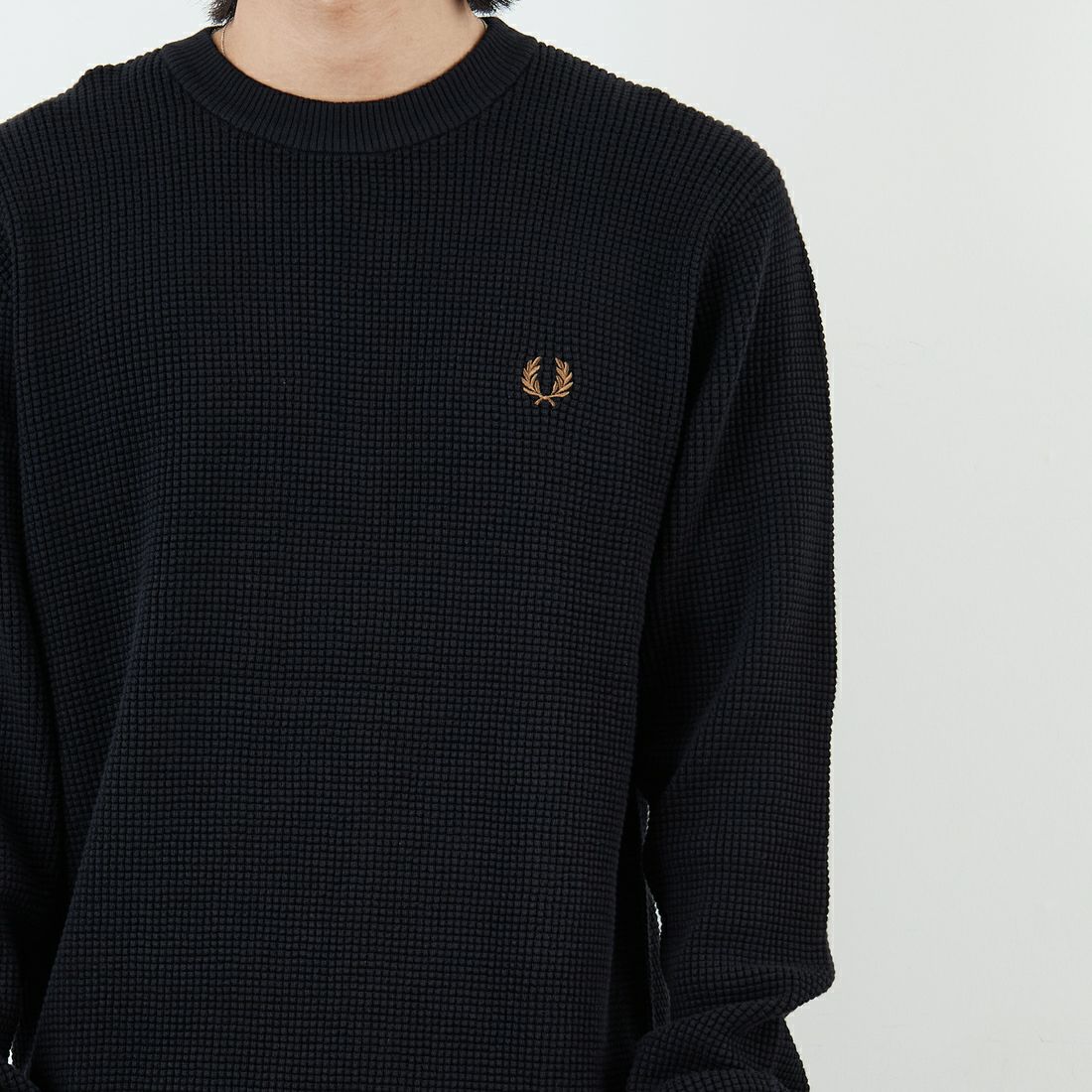 FRED PERRY [フレッドペリー] ワンポイントロゴ刺繍 ワッフルクルーネック コットンニット [K6507] 102 BLACK &&モデル身長：179cm 着用サイズ：L&&