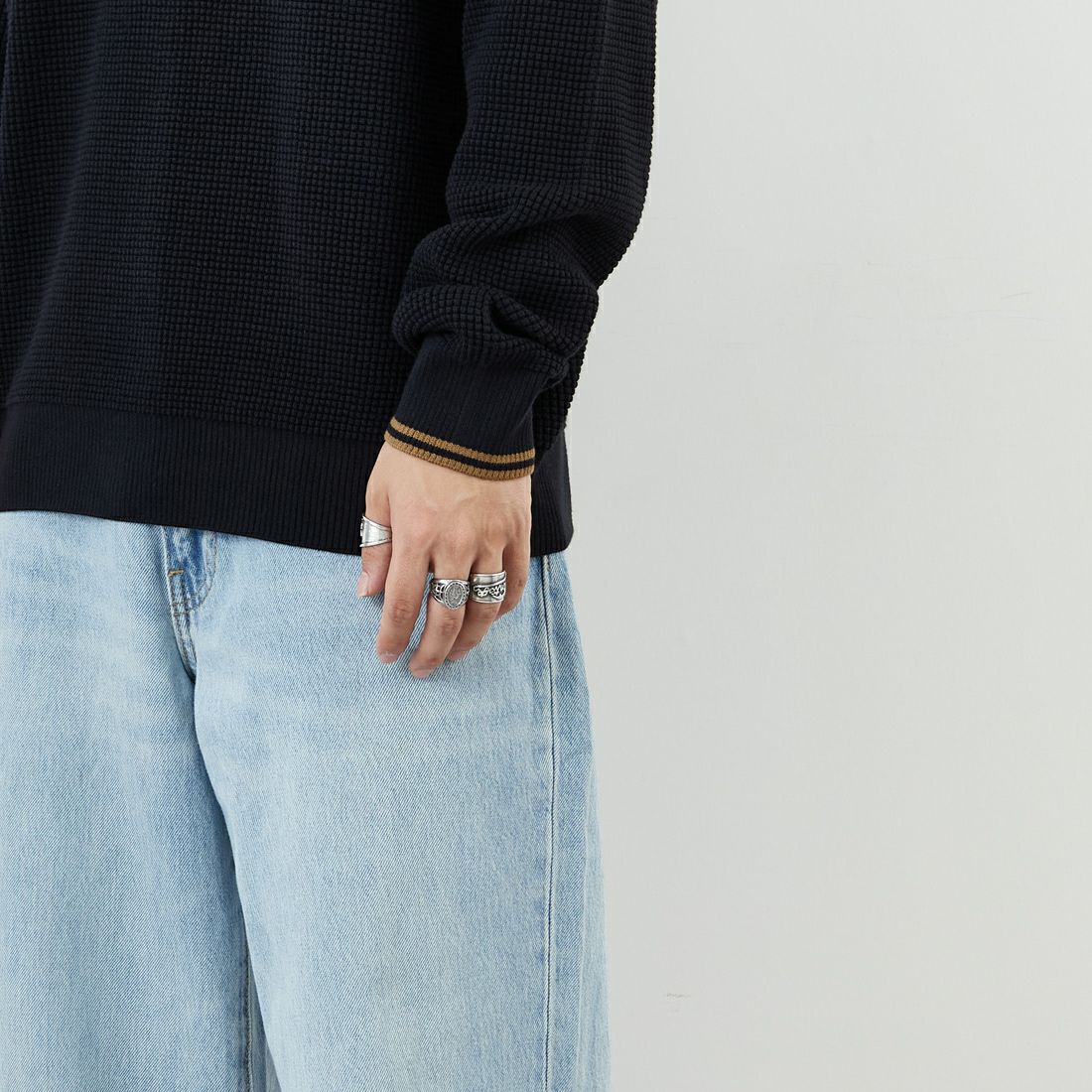 FRED PERRY [フレッドペリー] ワンポイントロゴ刺繍 ワッフルクルーネック コットンニット [K6507] 102 BLACK &&モデル身長：179cm 着用サイズ：L&&