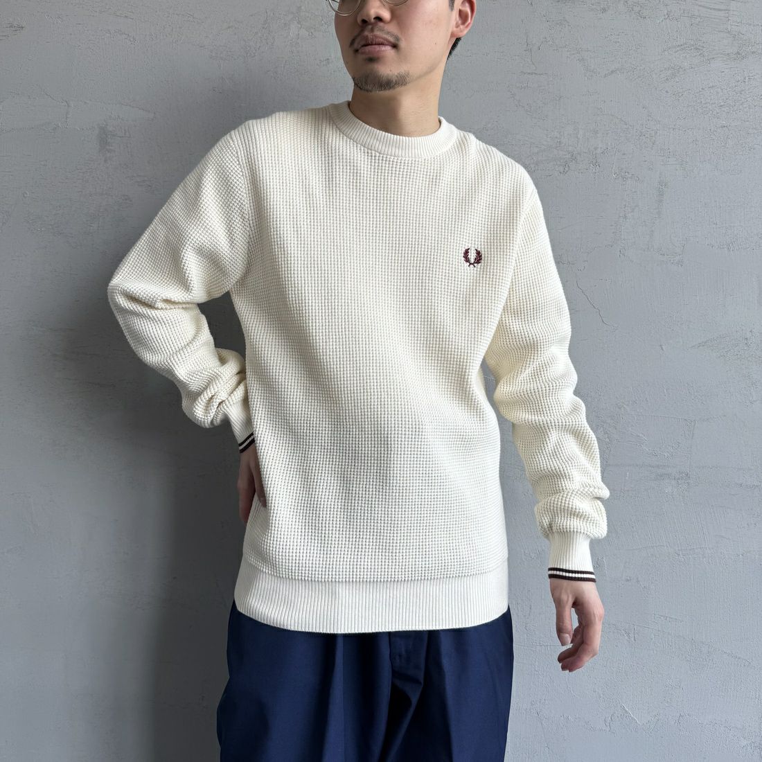 FRED PERRY [フレッドペリー] ワンポイントロゴ刺繍 ワッフルクルーネック コットンニット [K6507] 560 ECRU &&モデル身長：168cm 着用サイズ：M&&