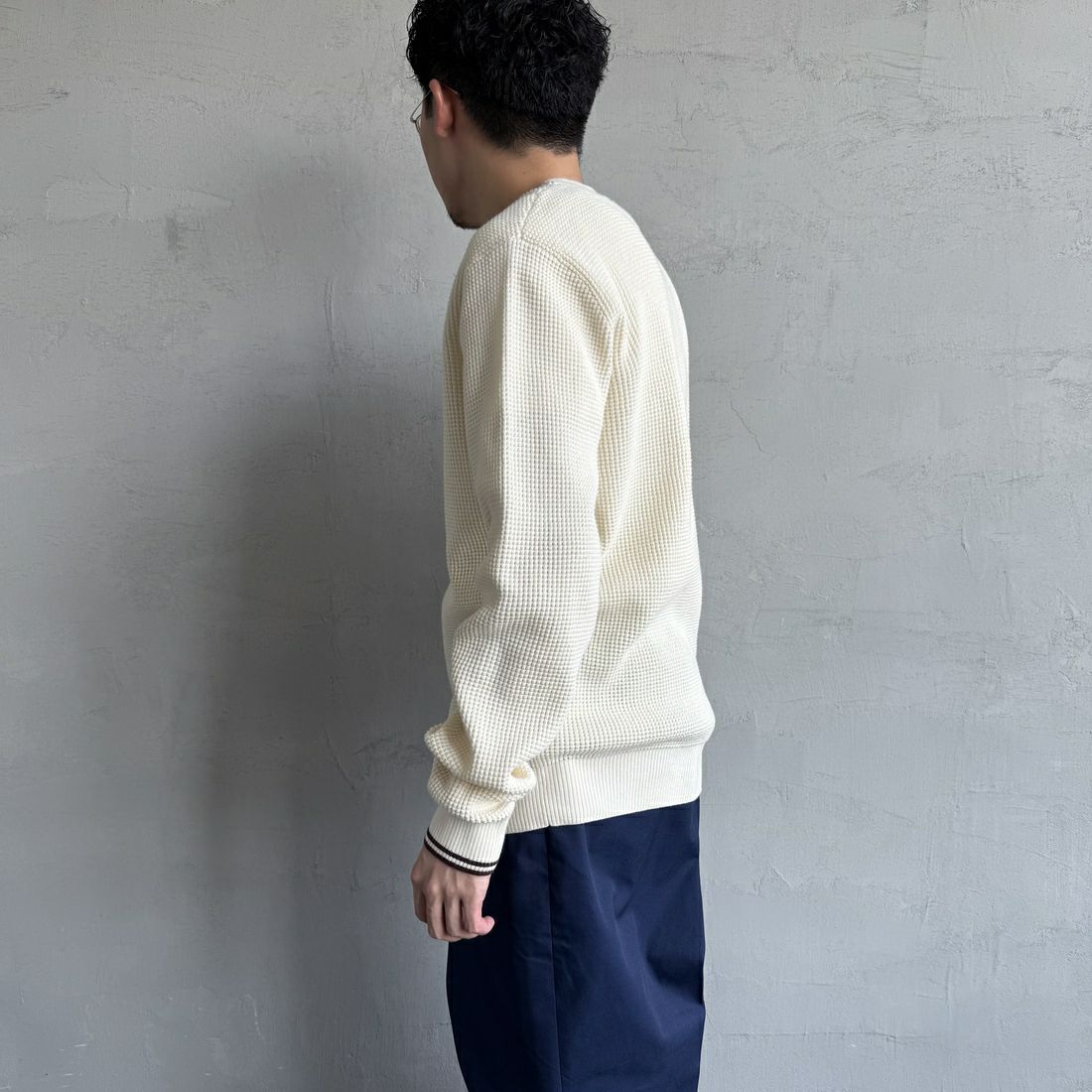 FRED PERRY [フレッドペリー] ワンポイントロゴ刺繍 ワッフルクルーネック コットンニット [K6507] 560 ECRU &&モデル身長：168cm 着用サイズ：M&&