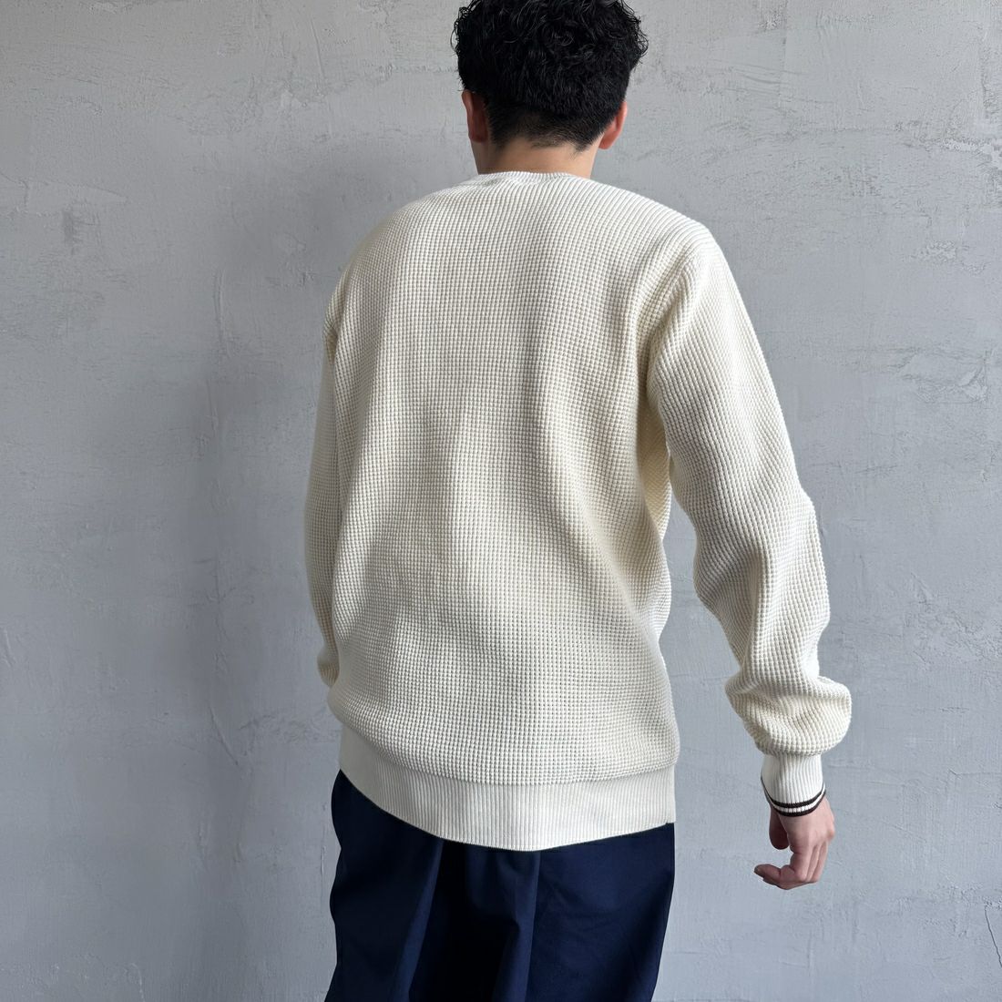 FRED PERRY [フレッドペリー] ワンポイントロゴ刺繍 ワッフルクルーネック コットンニット [K6507] 560 ECRU &&モデル身長：168cm 着用サイズ：M&&