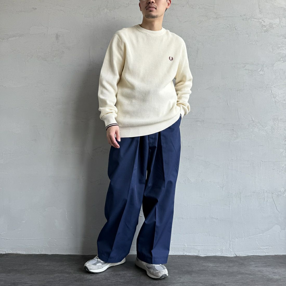 FRED PERRY [フレッドペリー] ワンポイントロゴ刺繍 ワッフルクルーネック コットンニット [K6507] 560 ECRU &&モデル身長：168cm 着用サイズ：M&&