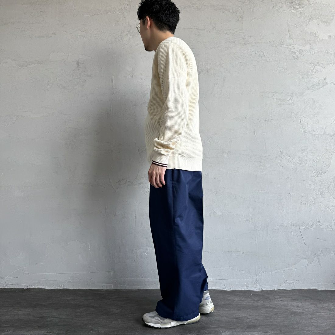 FRED PERRY [フレッドペリー] ワンポイントロゴ刺繍 ワッフルクルーネック コットンニット [K6507] 560 ECRU &&モデル身長：168cm 着用サイズ：M&&