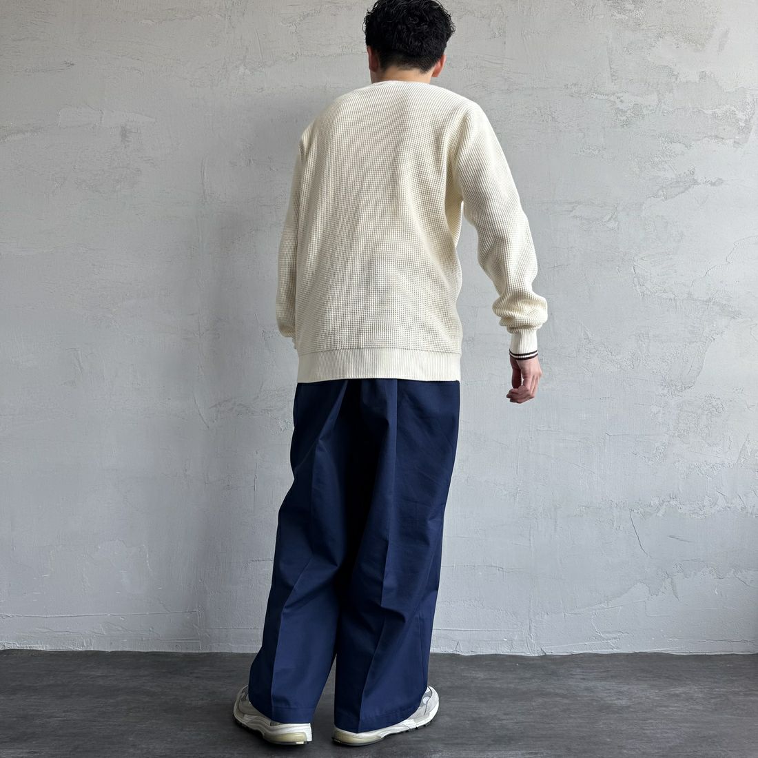 FRED PERRY [フレッドペリー] ワンポイントロゴ刺繍 ワッフルクルーネック コットンニット [K6507] 560 ECRU &&モデル身長：168cm 着用サイズ：M&&