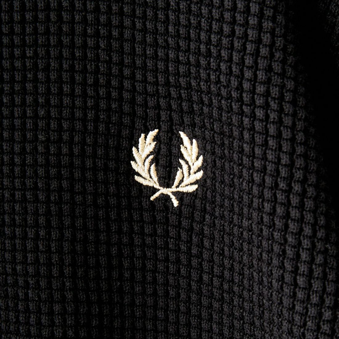 FRED PERRY [フレッドペリー] ワンポイントロゴ刺繍 ワッフルクルーネック コットンニット [K6507] 102 BLACK