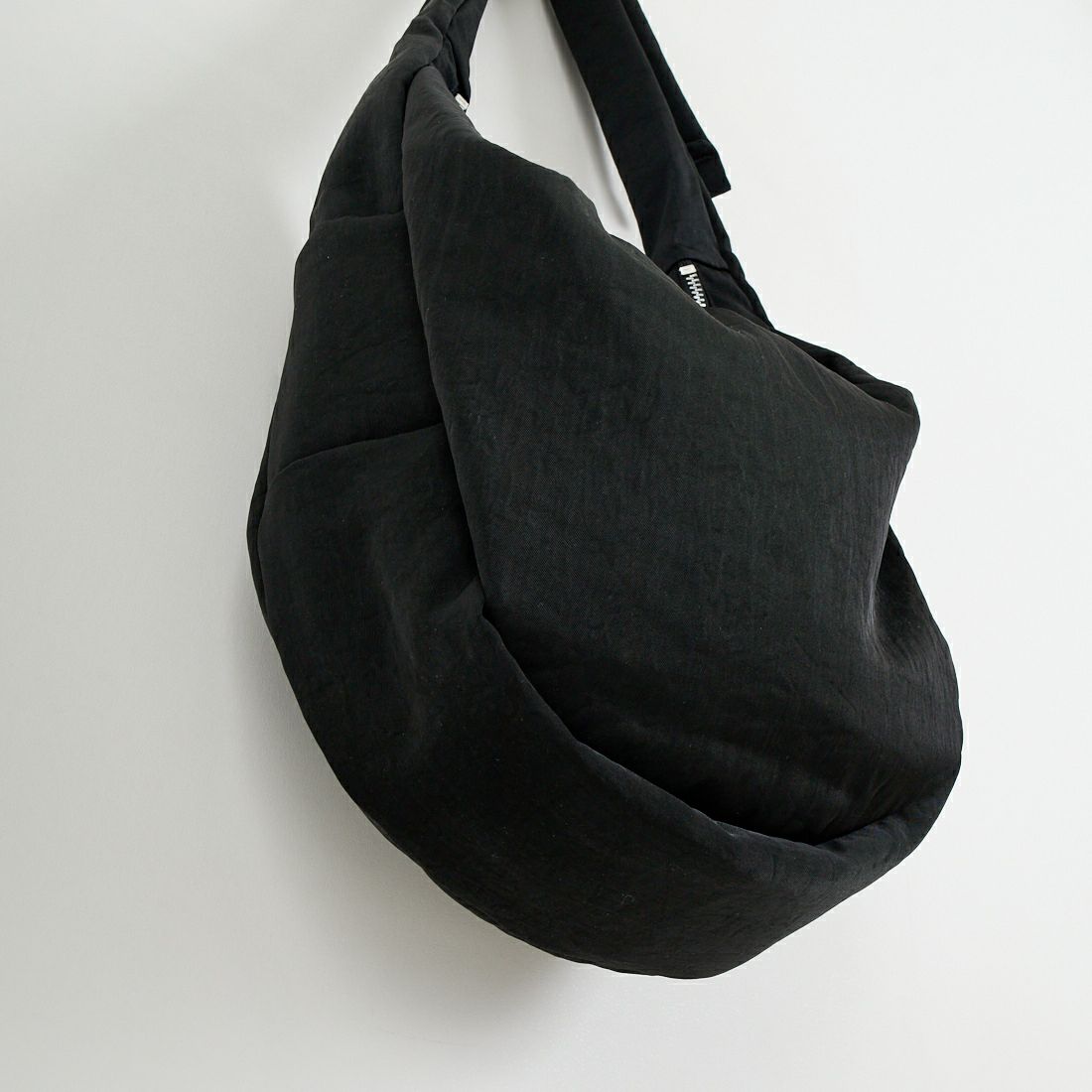 ITTI [イッチ] アニーパファービッグムーンバッグ [ITTI-BAG-120-CB] BLACK