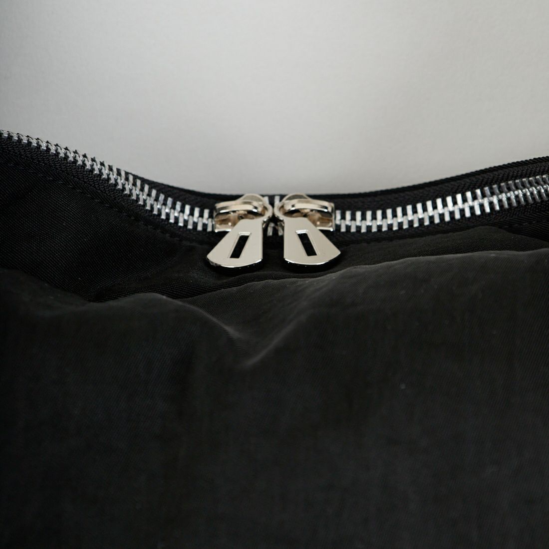 ITTI [イッチ] アニーパファービッグムーンバッグ [ITTI-BAG-120-CB] BLACK