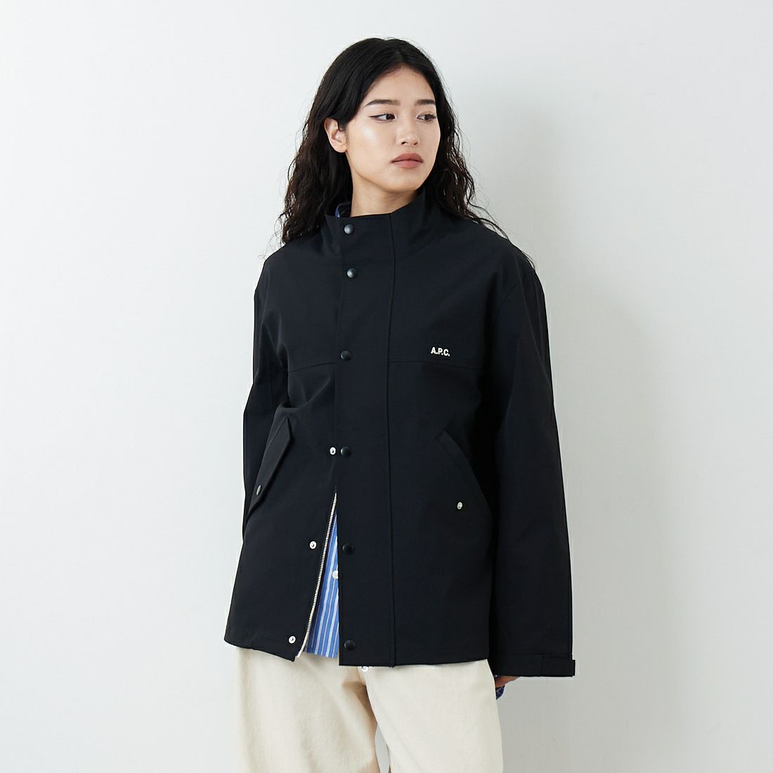 A.P.C. [アー・ペー・セー] ナイロンジップブルゾン [BLOUSON-SUTHERLAND] 99 NOIR &&モデル身長：162cm 着用サイズ：XS&&