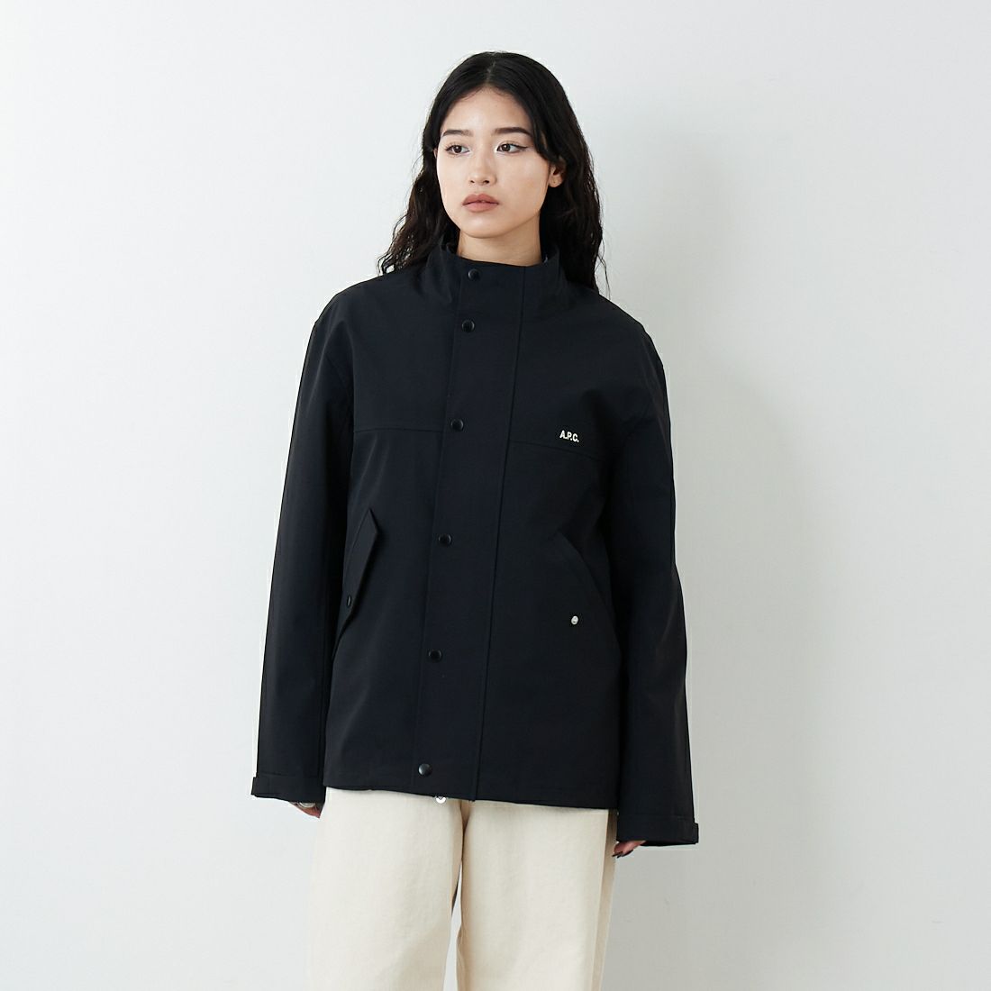 A.P.C. [アー・ペー・セー] ナイロンジップブルゾン [BLOUSON-SUTHERLAND] 99 NOIR &&モデル身長：162cm 着用サイズ：XS&&