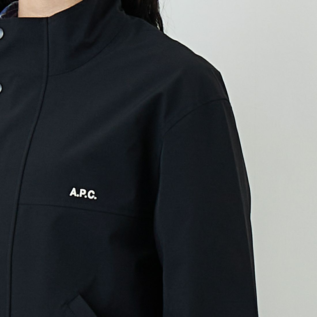 A.P.C. [アー・ペー・セー] ナイロンジップブルゾン [BLOUSON-SUTHERLAND] 99 NOIR &&モデル身長：162cm 着用サイズ：XS&&