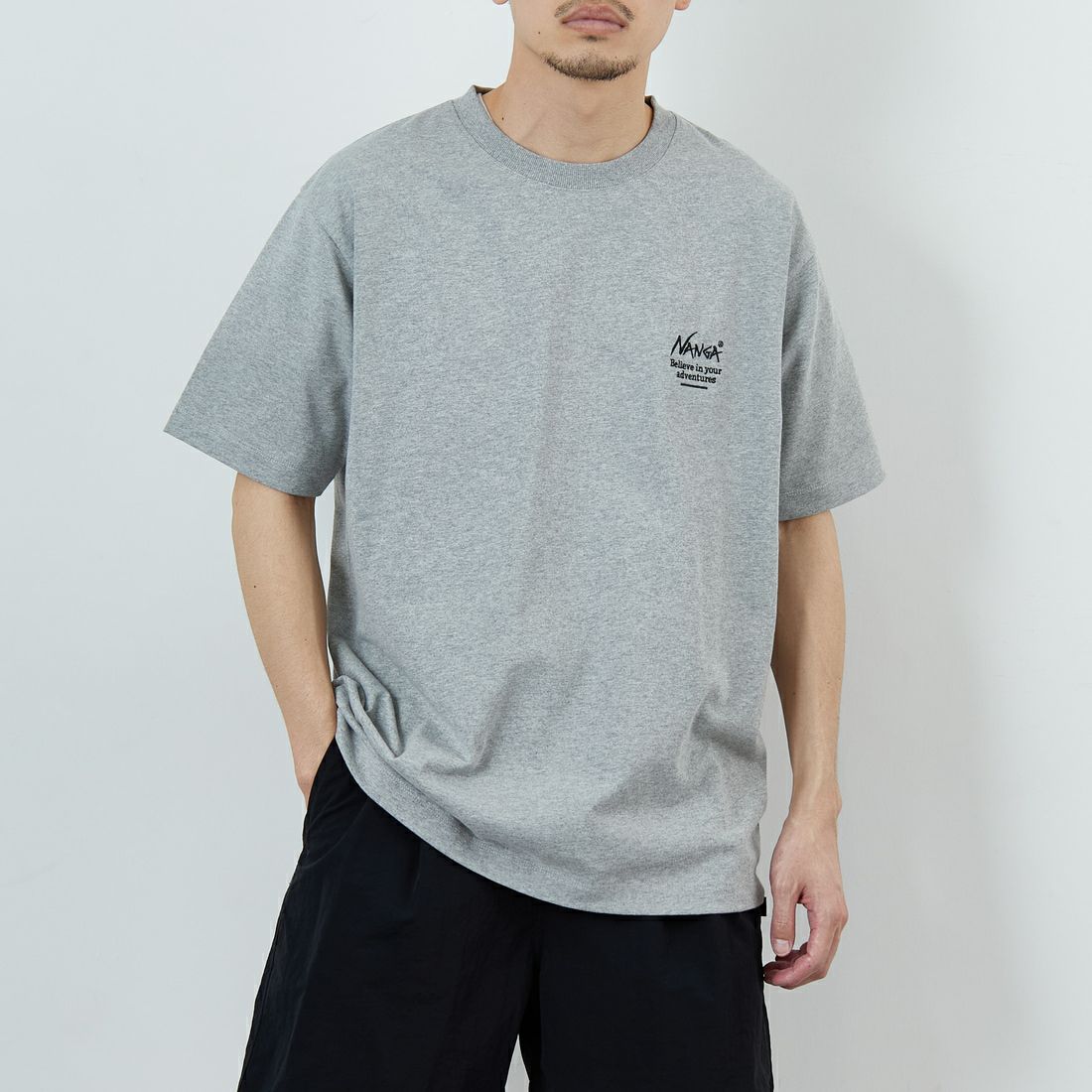 JEANSFACTORY × NANGA [ジーンズファクトリー × ナンガ] 別注 ヒストリーロゴ バックプリントTシャツ [NW26SS-JF2] GRAY &&モデル身長：168cm 着用サイズ：L&&