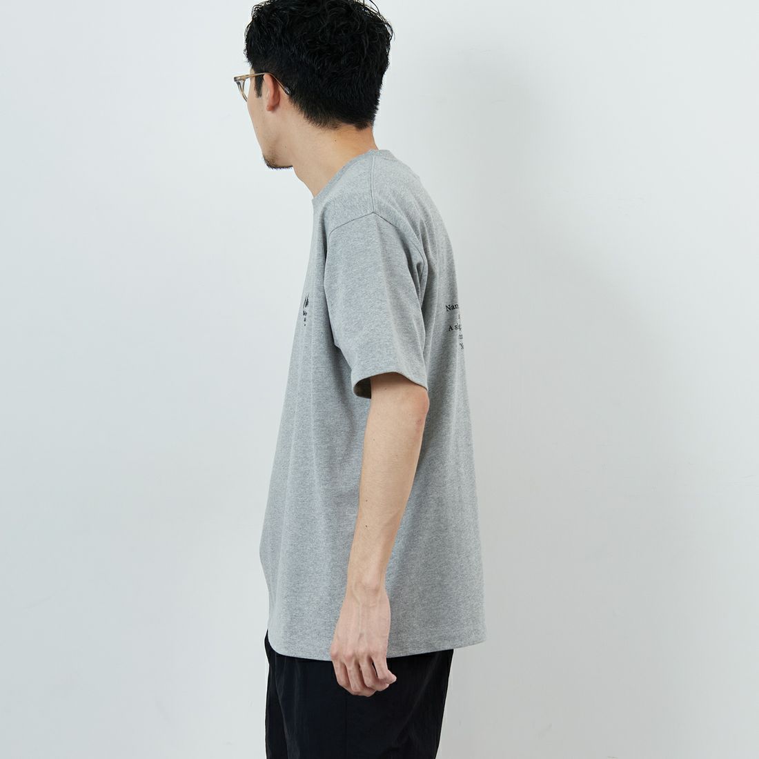 JEANSFACTORY × NANGA [ジーンズファクトリー × ナンガ] 別注 ヒストリーロゴ バックプリントTシャツ [NW26SS-JF2] GRAY &&モデル身長：168cm 着用サイズ：L&&
