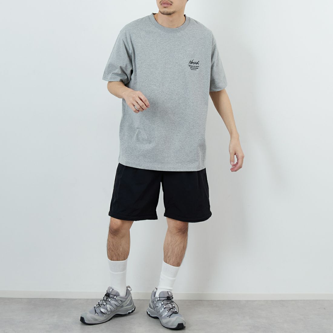 JEANSFACTORY × NANGA [ジーンズファクトリー × ナンガ] 別注 ヒストリーロゴ バックプリントTシャツ [NW26SS-JF2] GRAY &&モデル身長：168cm 着用サイズ：L&&