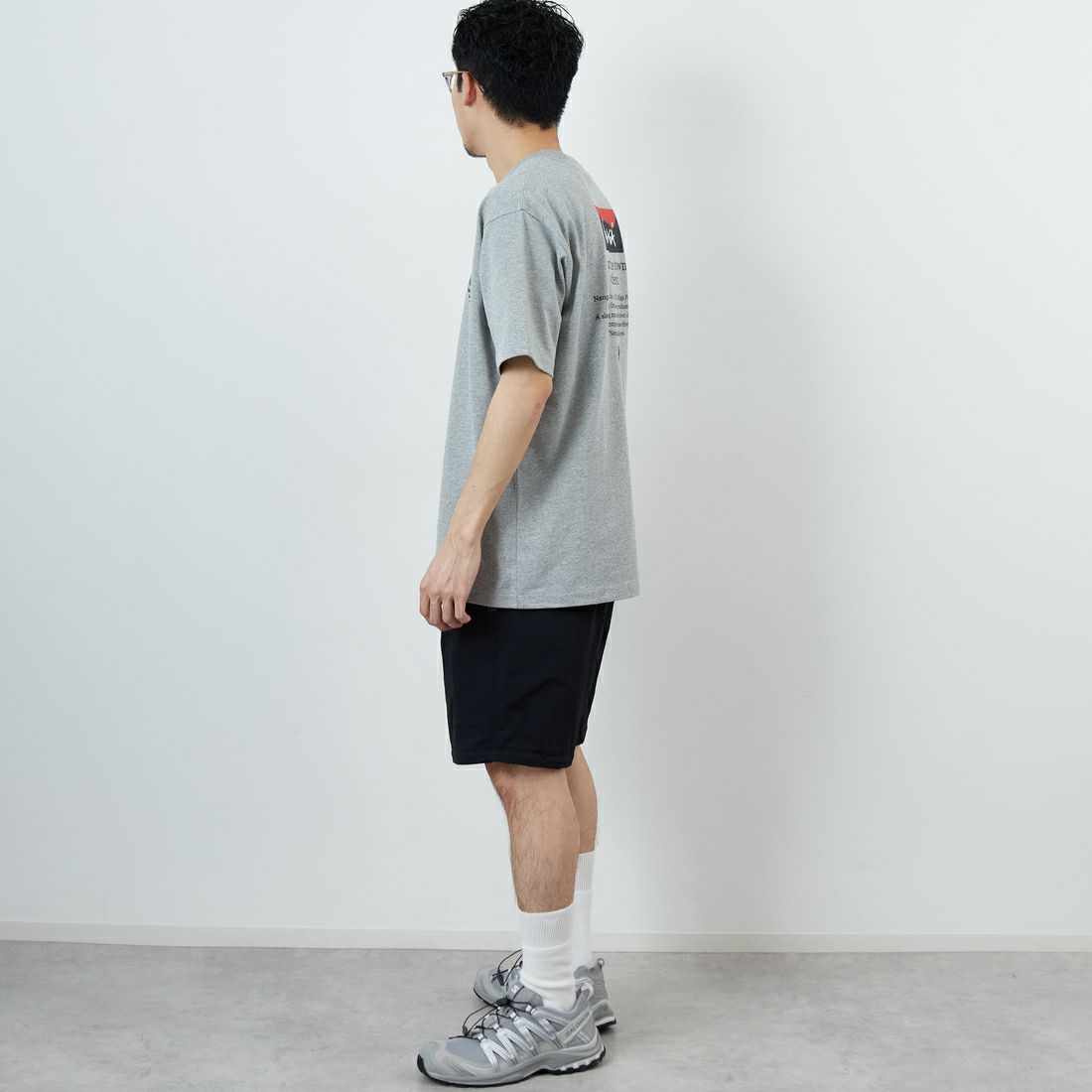 JEANSFACTORY × NANGA [ジーンズファクトリー × ナンガ] 別注 ヒストリーロゴ バックプリントTシャツ [NW26SS-JF2] GRAY &&モデル身長：168cm 着用サイズ：L&&
