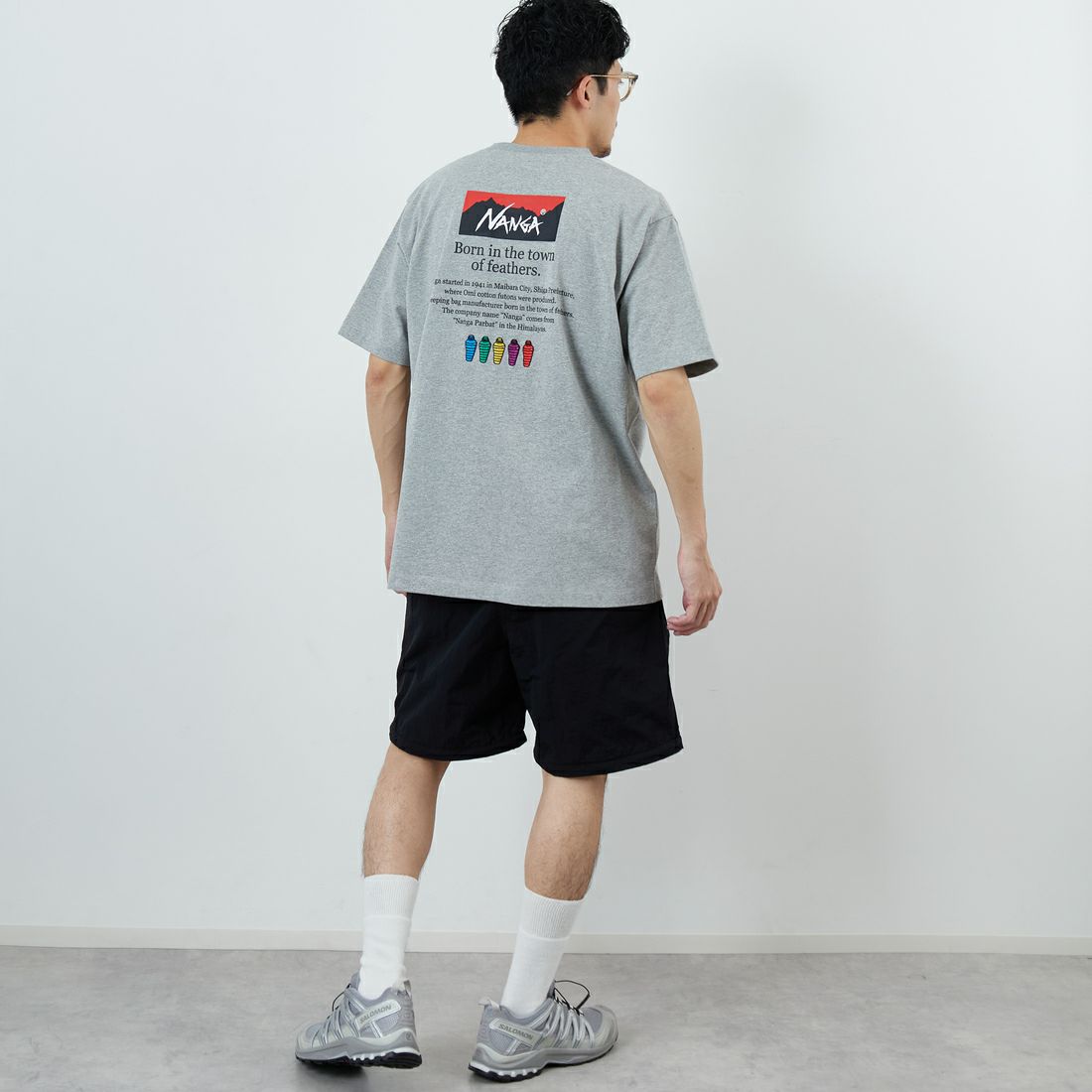 JEANSFACTORY × NANGA [ジーンズファクトリー × ナンガ] 別注 ヒストリーロゴ バックプリントTシャツ [NW26SS-JF2] GRAY &&モデル身長：168cm 着用サイズ：L&&