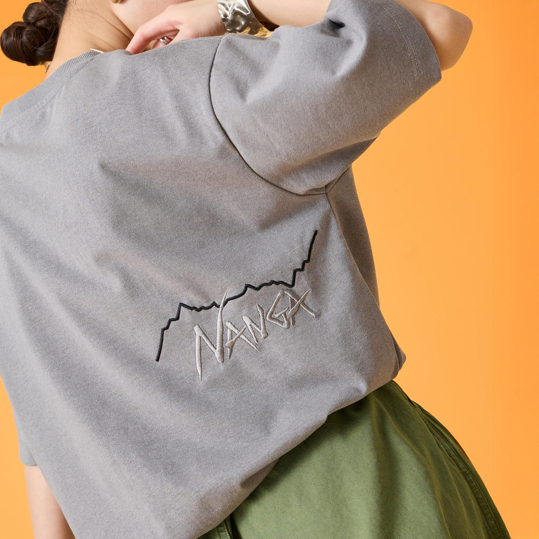 JEANSFACTORY × NANGA [ジーンズファクトリー × ナンガ] 別注 ブランドロゴ刺繍 ショートスリーブTシャツ [NW26SS-JF3] CHARCOAL