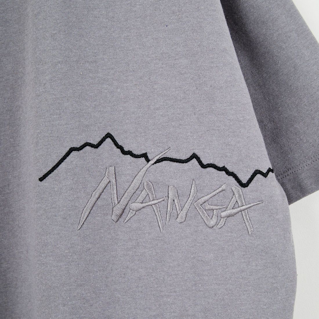 JEANSFACTORY × NANGA [ジーンズファクトリー × ナンガ] 別注 ブランドロゴ刺繍 ショートスリーブTシャツ [NW26SS-JF3] CHARCOAL