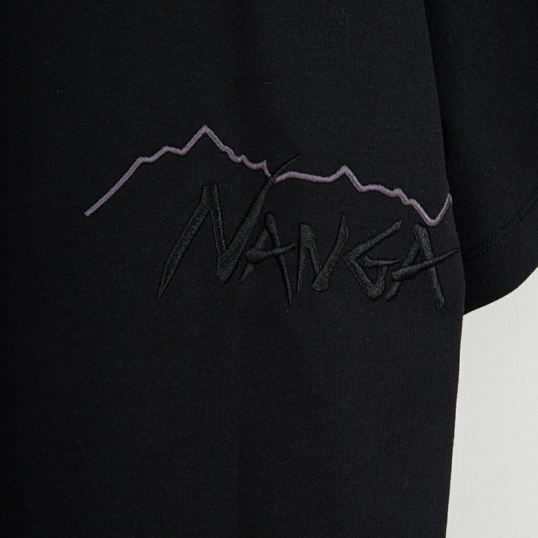JEANSFACTORY × NANGA [ジーンズファクトリー × ナンガ] 別注 ブランドロゴ刺繍 ショートスリーブTシャツ [NW26SS-JF3] BLACK