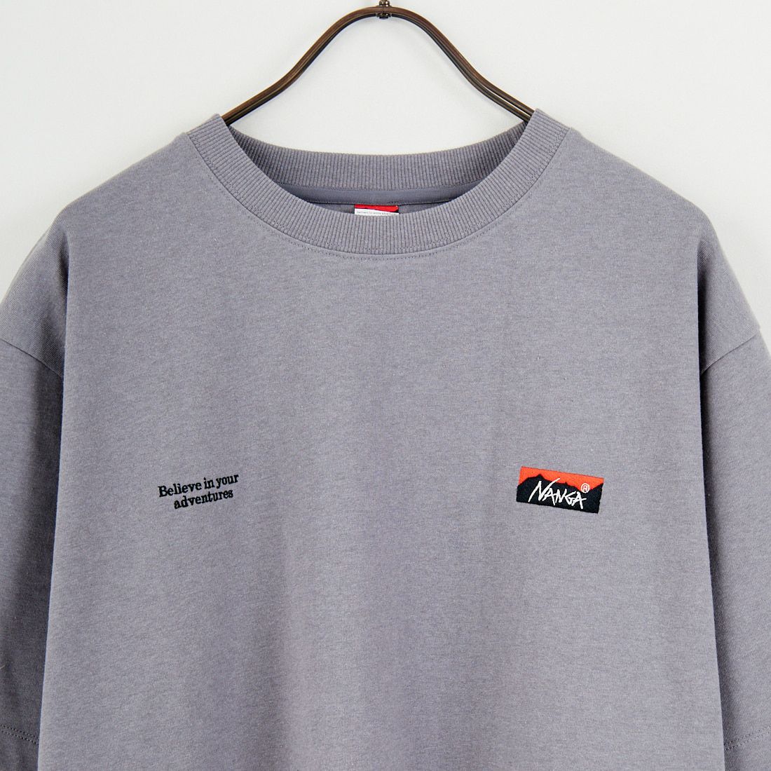 JEANSFACTORY × NANGA [ジーンズファクトリー × ナンガ] 別注 ブランドロゴ刺繍 ショートスリーブTシャツ [NW26SS-JF3] CHARCOAL