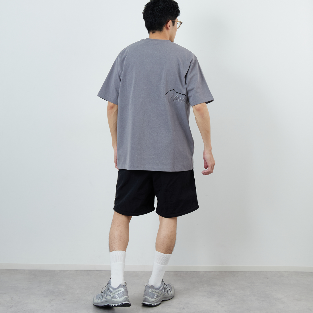 JEANSFACTORY × NANGA [ジーンズファクトリー × ナンガ] 別注 ブランドロゴ刺繍 ショートスリーブTシャツ [NW26SS-JF3] CHARCOAL