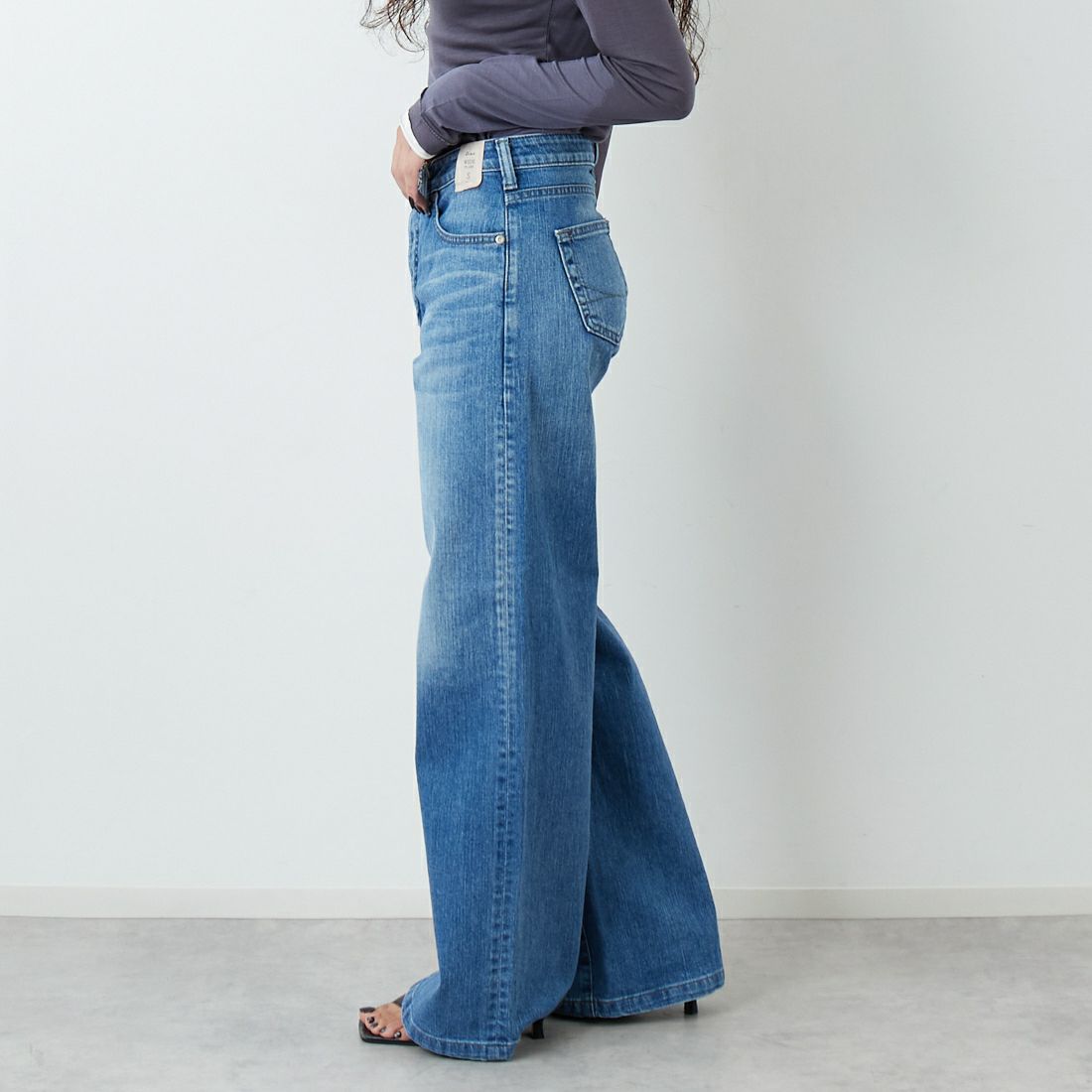 SOMETHING [サムシング] LISA NOUVEAU WIDE/ワイドデニムパンツ [STG10] 56 L.BLUE &&モデル身長：162cm 着用サイズ：S&&