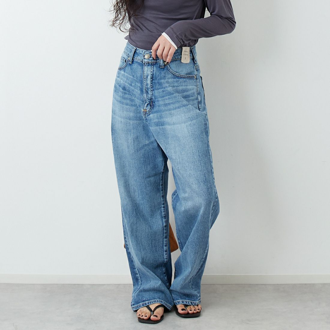 SOMETHING [サムシング] CLAUDIA ヌーボーカーブデニムパンツ [STG19] 56 L.BLUE &&モデル身長：162cm 着用サイズ：S&&