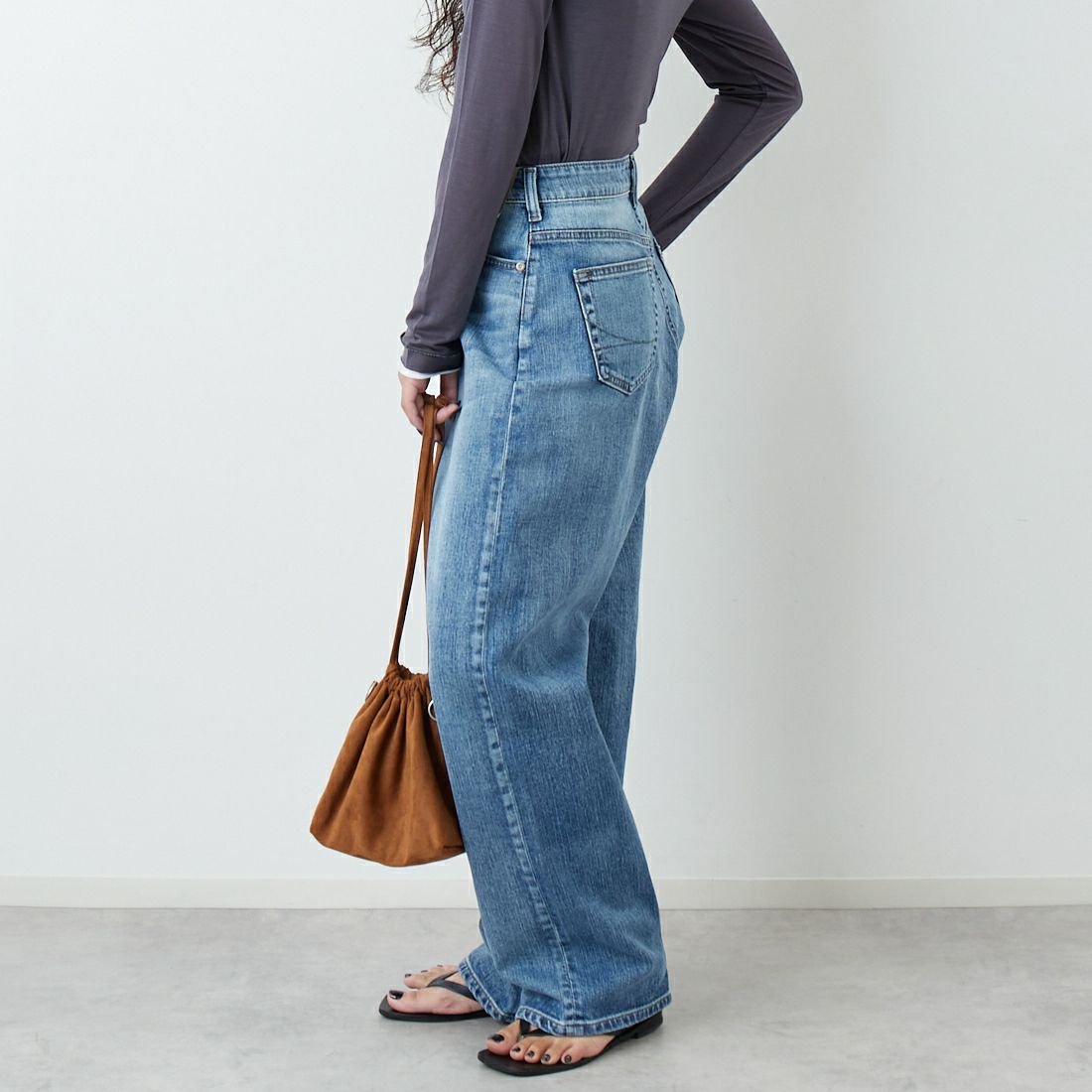 SOMETHING [サムシング] CLAUDIA ヌーボーカーブデニムパンツ [STG19] 56 L.BLUE &&モデル身長：162cm 着用サイズ：S&&