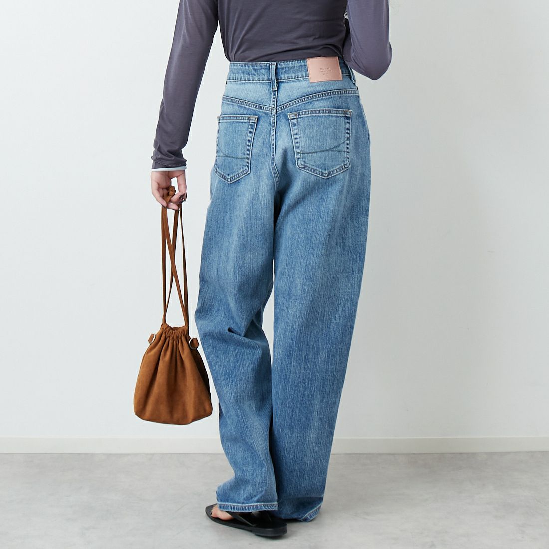 SOMETHING [サムシング] CLAUDIA ヌーボーカーブデニムパンツ [STG19] 56 L.BLUE &&モデル身長：162cm 着用サイズ：S&&