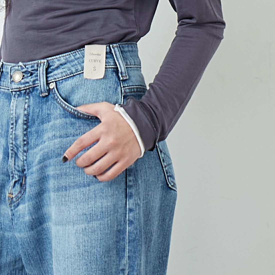 SOMETHING [サムシング] CLAUDIA ヌーボーカーブデニムパンツ [STG19] 56 L.BLUE &&モデル身長：162cm 着用サイズ：S&&